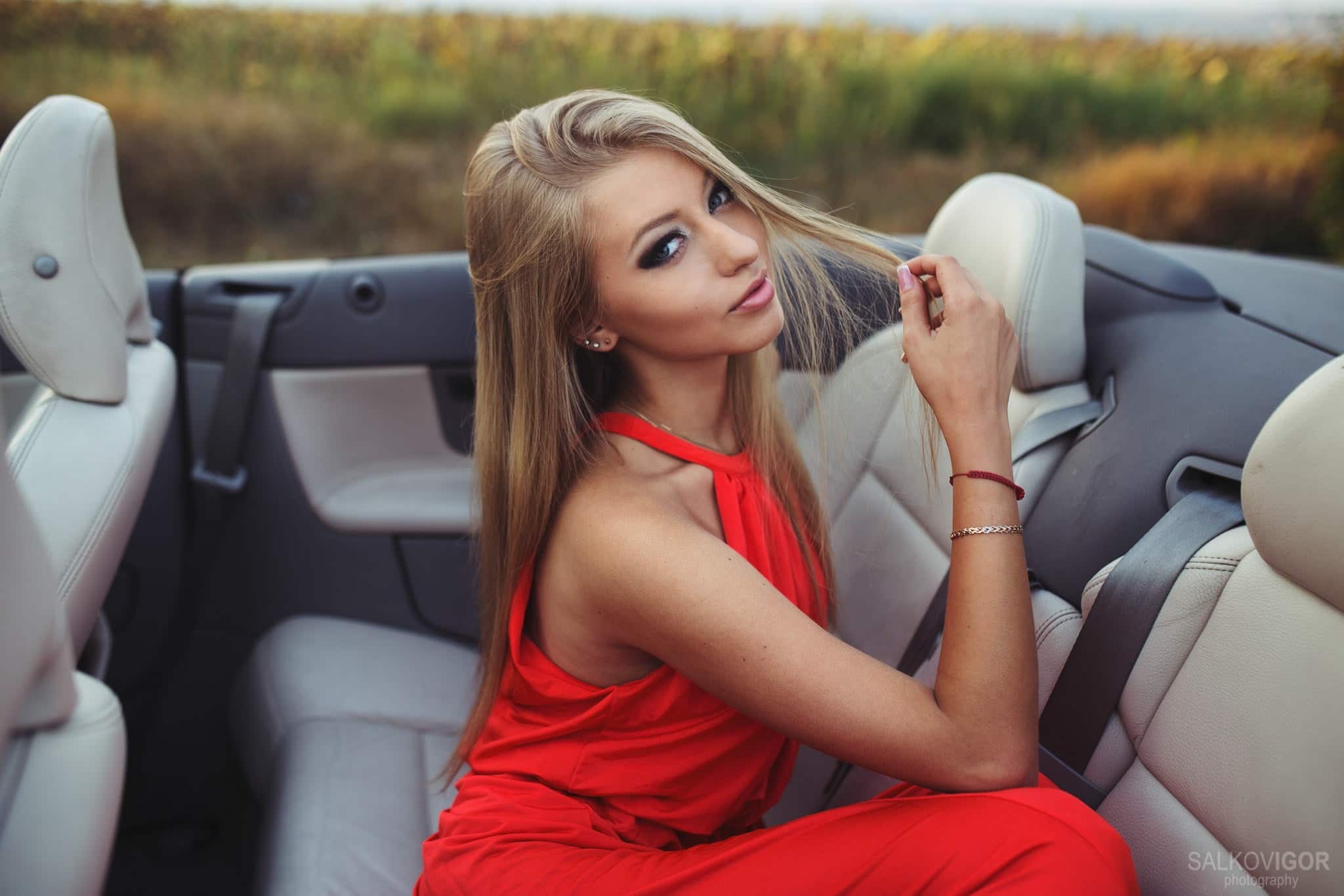 Вип девушки дриве моделс ру. Блондинка в Красном платье. Шикарные блондинки в авто. Красивая блондинка в Красном. Модели блондинки.